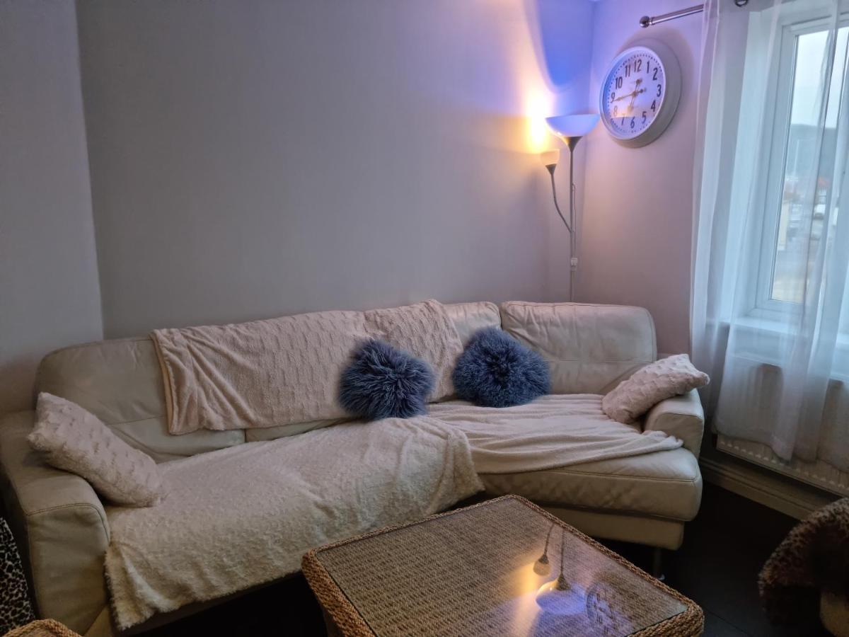 Sea Escape The Tardiis Beachfront Location Aberavon Beach Sea Views Driveway Parking 포트탤벗 외부 사진