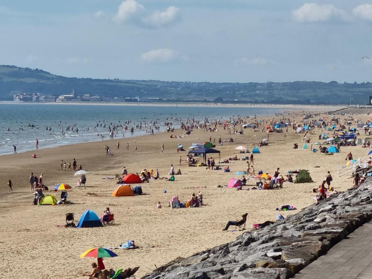 Sea Escape The Tardiis Beachfront Location Aberavon Beach Sea Views Driveway Parking 포트탤벗 외부 사진