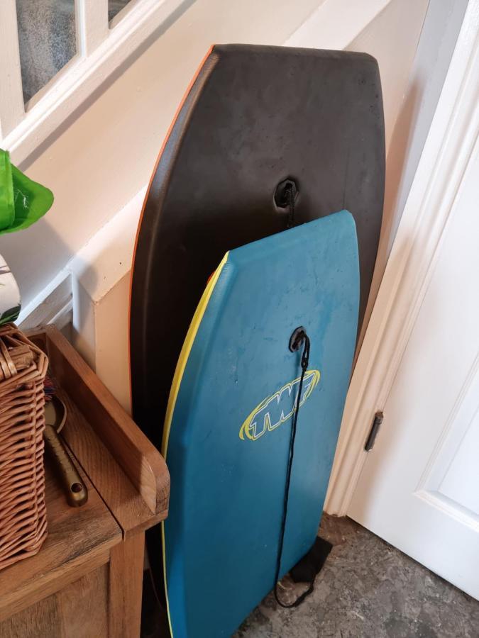 Sea Escape The Tardiis Beachfront Location Aberavon Beach Sea Views Driveway Parking 포트탤벗 외부 사진