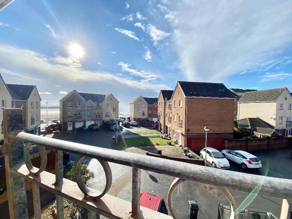 Sea Escape The Tardiis Beachfront Location Aberavon Beach Sea Views Driveway Parking 포트탤벗 외부 사진