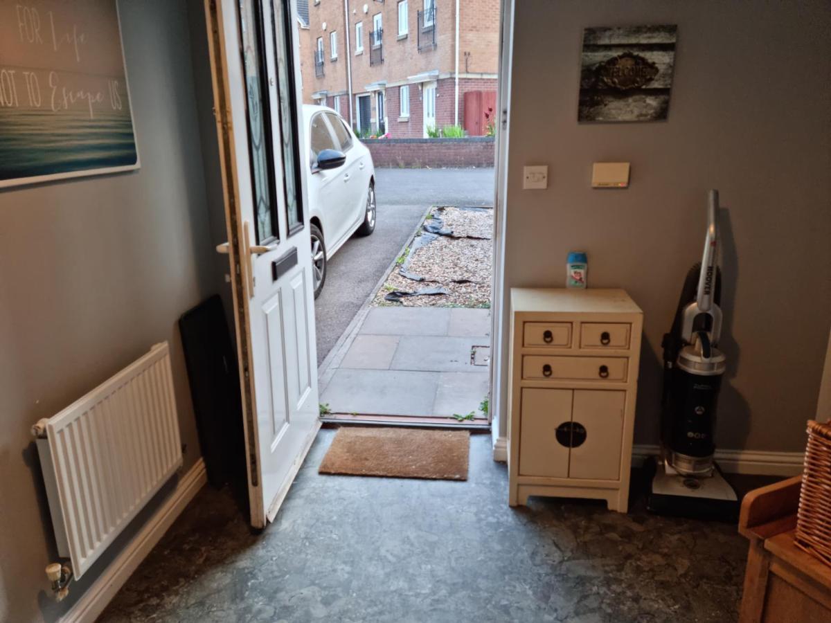 Sea Escape The Tardiis Beachfront Location Aberavon Beach Sea Views Driveway Parking 포트탤벗 외부 사진