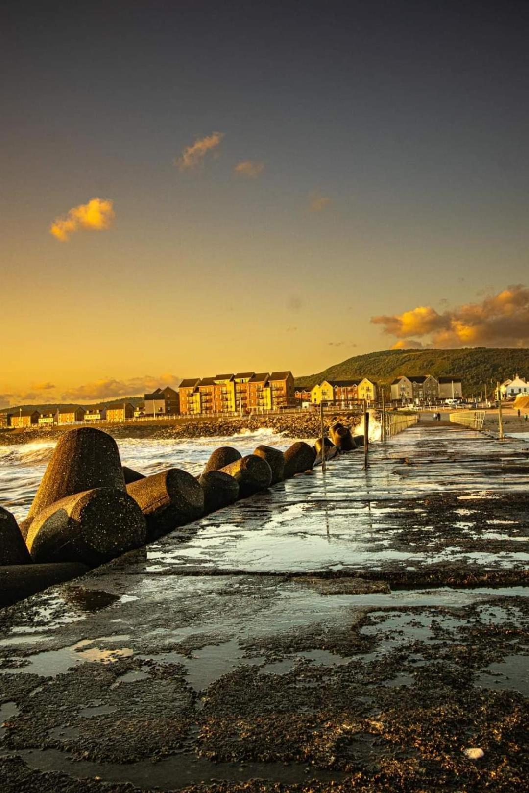 Sea Escape The Tardiis Beachfront Location Aberavon Beach Sea Views Driveway Parking 포트탤벗 외부 사진