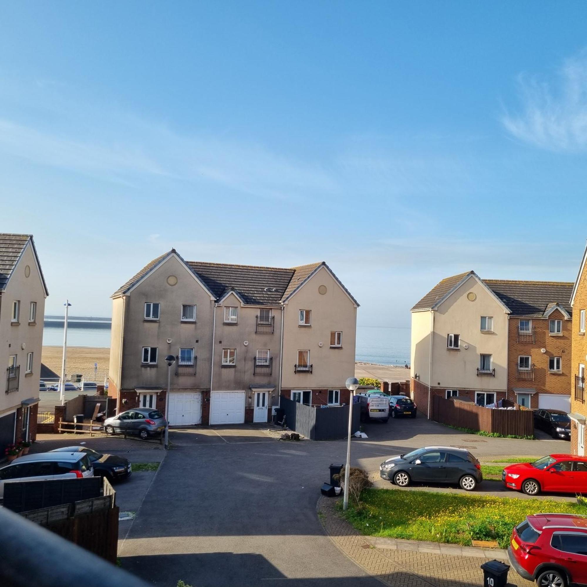 Sea Escape The Tardiis Beachfront Location Aberavon Beach Sea Views Driveway Parking 포트탤벗 외부 사진