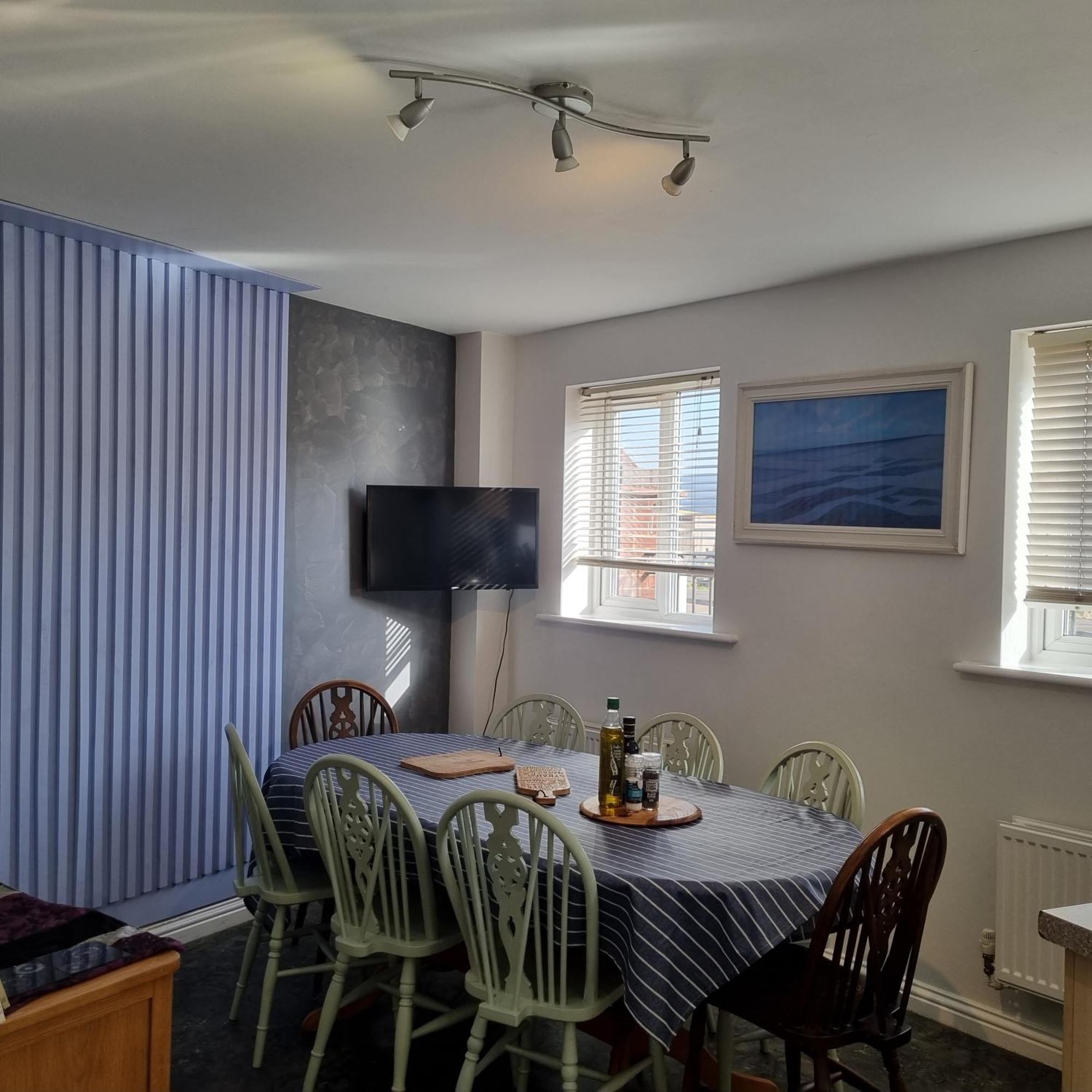 Sea Escape The Tardiis Beachfront Location Aberavon Beach Sea Views Driveway Parking 포트탤벗 외부 사진