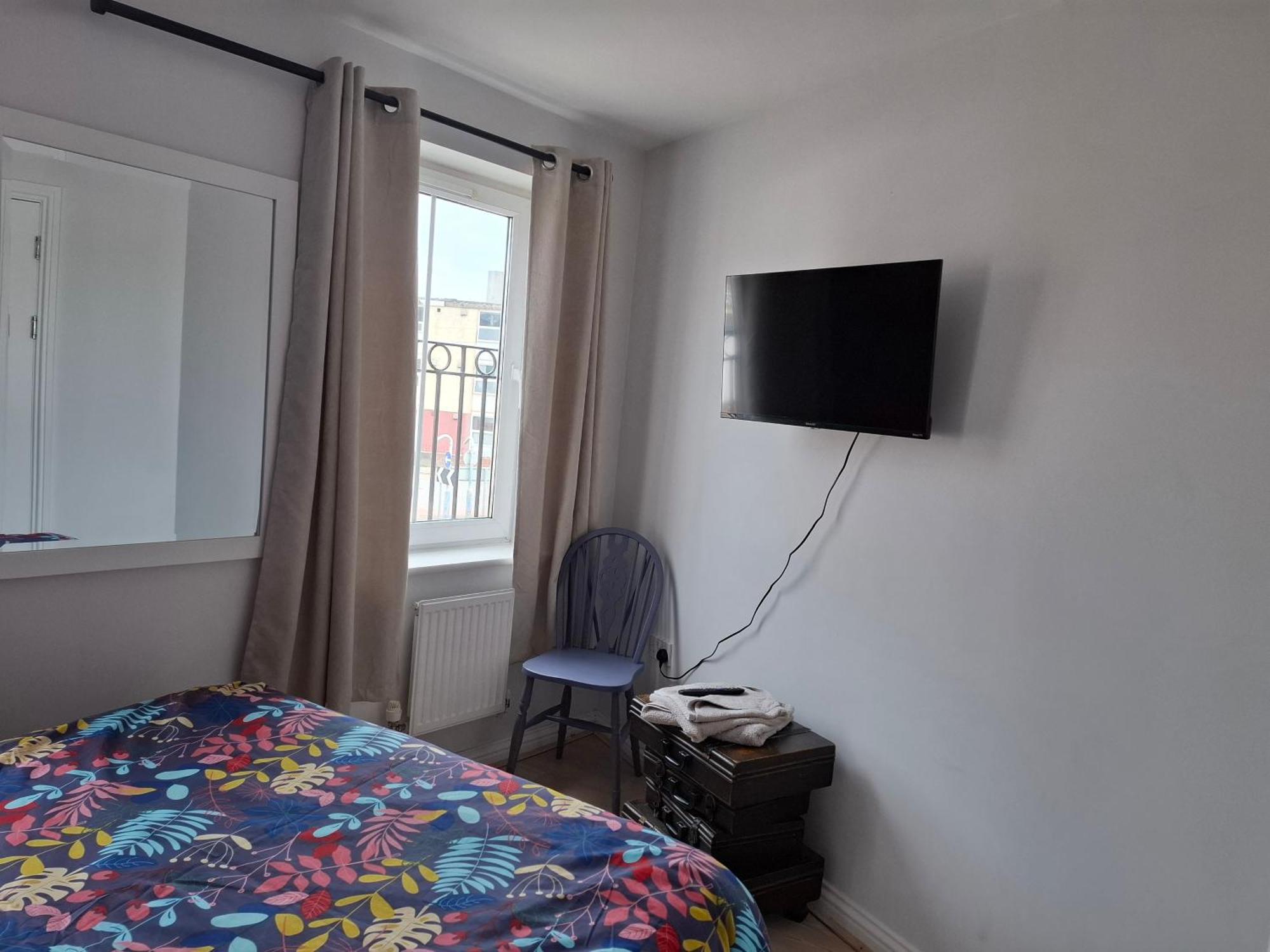 Sea Escape The Tardiis Beachfront Location Aberavon Beach Sea Views Driveway Parking 포트탤벗 외부 사진